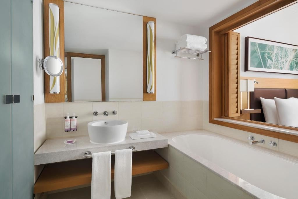 rooms-deluxe-room-partial-sea-view-with-balcony