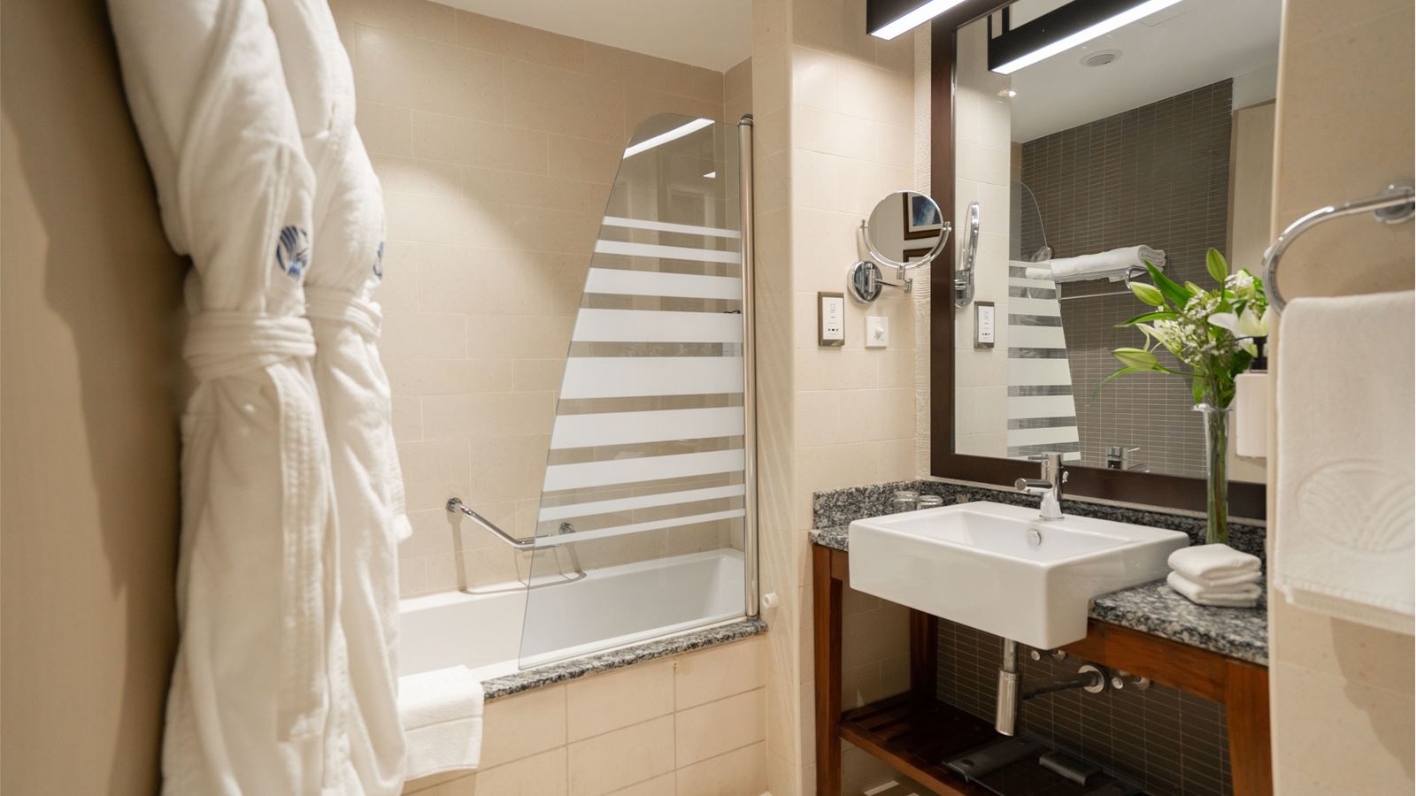 rooms-sea-view-family-room-with-balcony