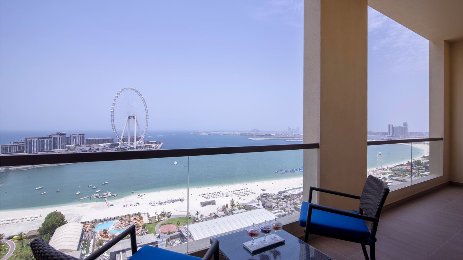 rooms-sea-front-1-bedroom-suite-w-balcony--lounge-access