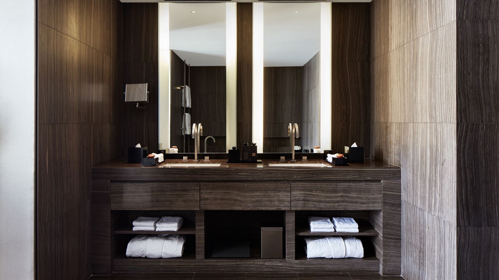 rooms-armani-classic-room