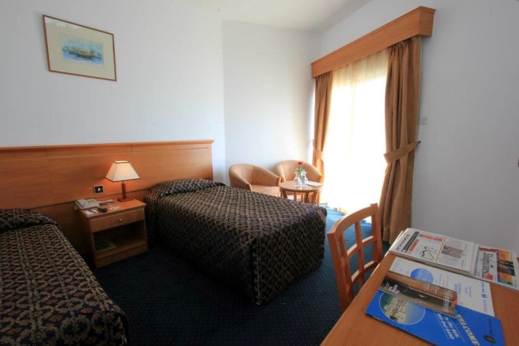 rooms-standard-room-city-side