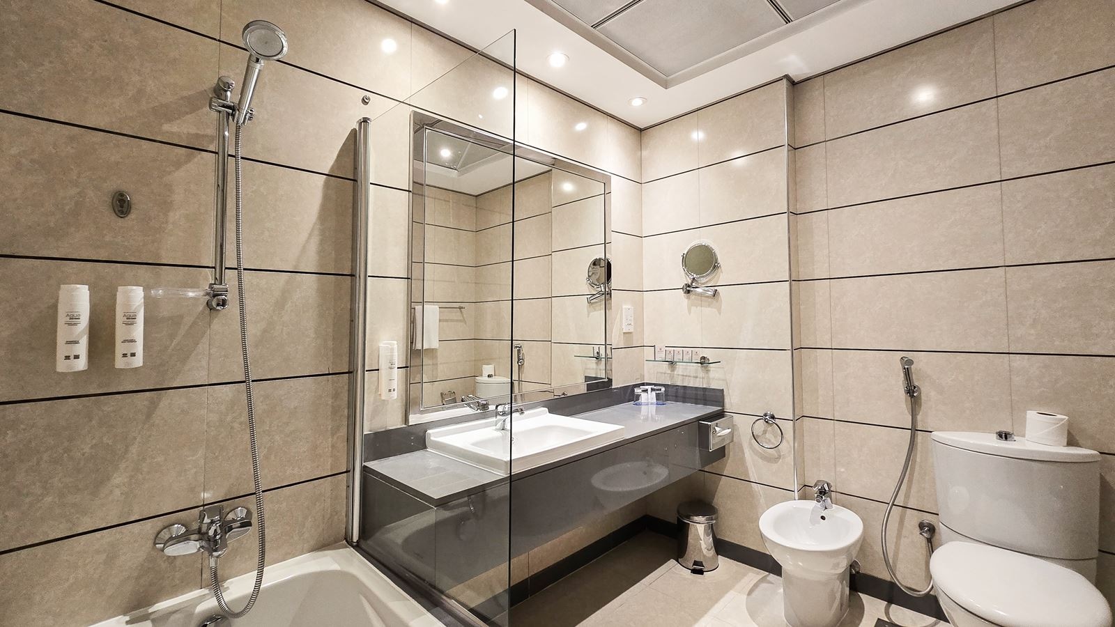 rooms-deluxe-one-bedroom-suite-city-view