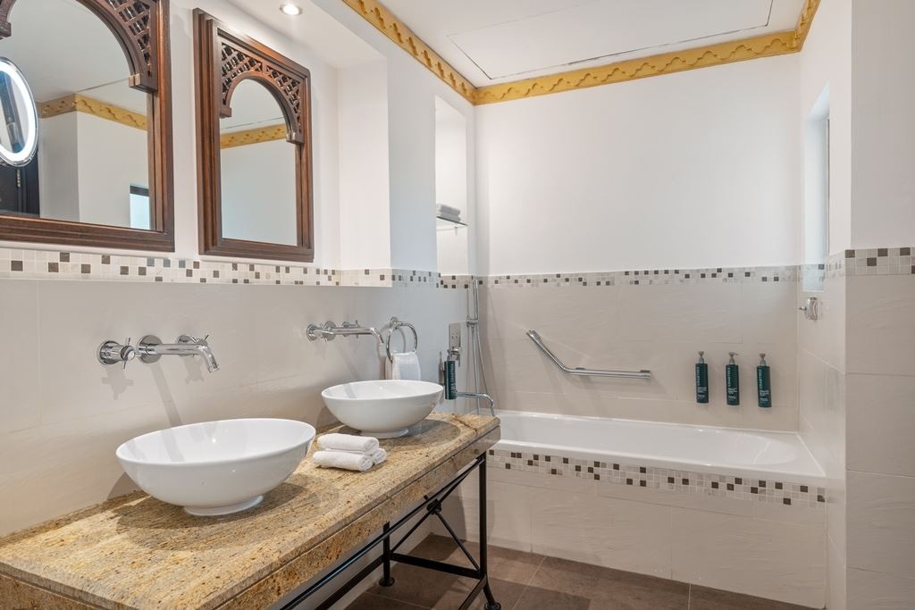 rooms-family-room-pool-view