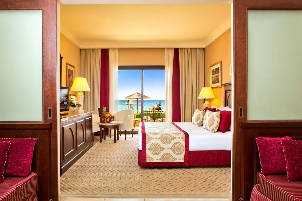 rooms-deluxe-room-side-sea-view
