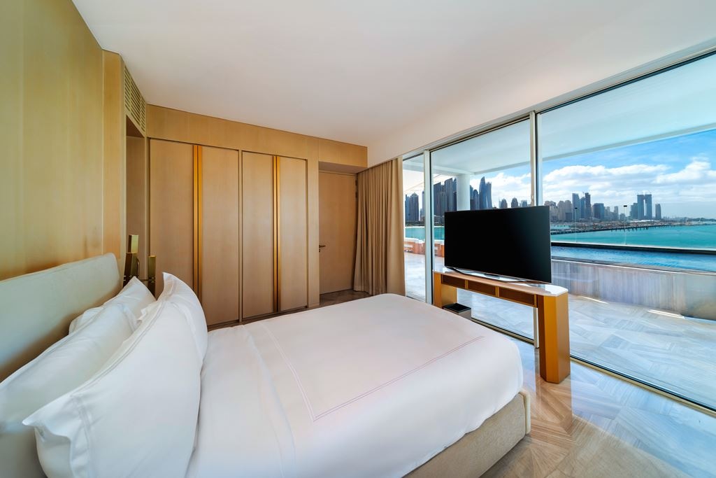 rooms-4-bed-|-xl-terrace--pool-suite