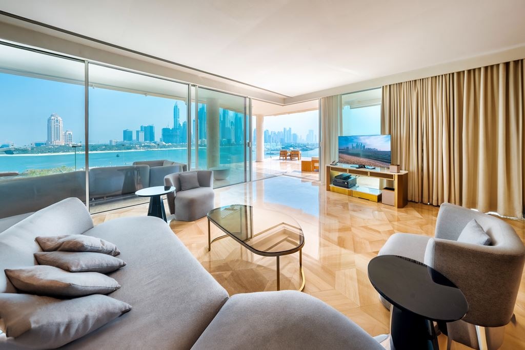 rooms-4-bed-|-xl-terrace--pool-suite