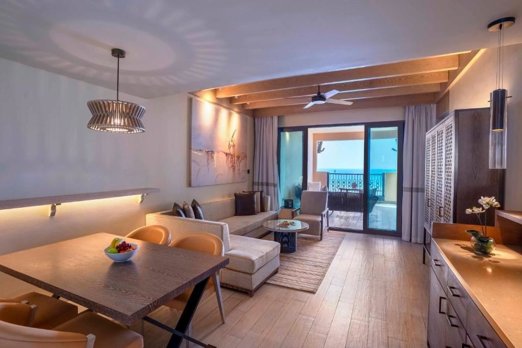 rooms-one-bedroom-sea-view-suite-with-balcony
