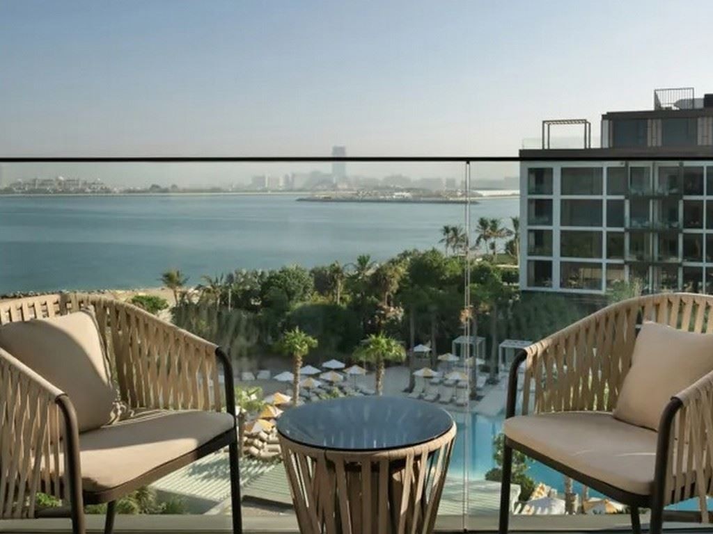 rooms-rising-light-guestroom-w-sea-view-twin