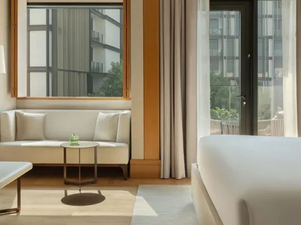 rooms-rising-light-guestroom-w-sea-view-king