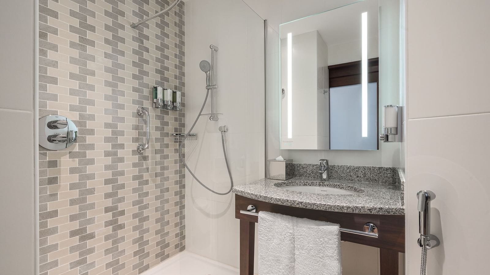 rooms-queen-guest-room