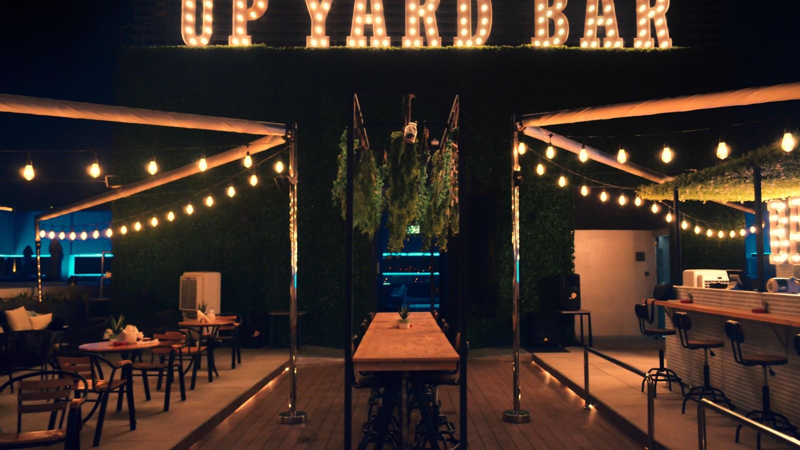 bars-upyard-lounge