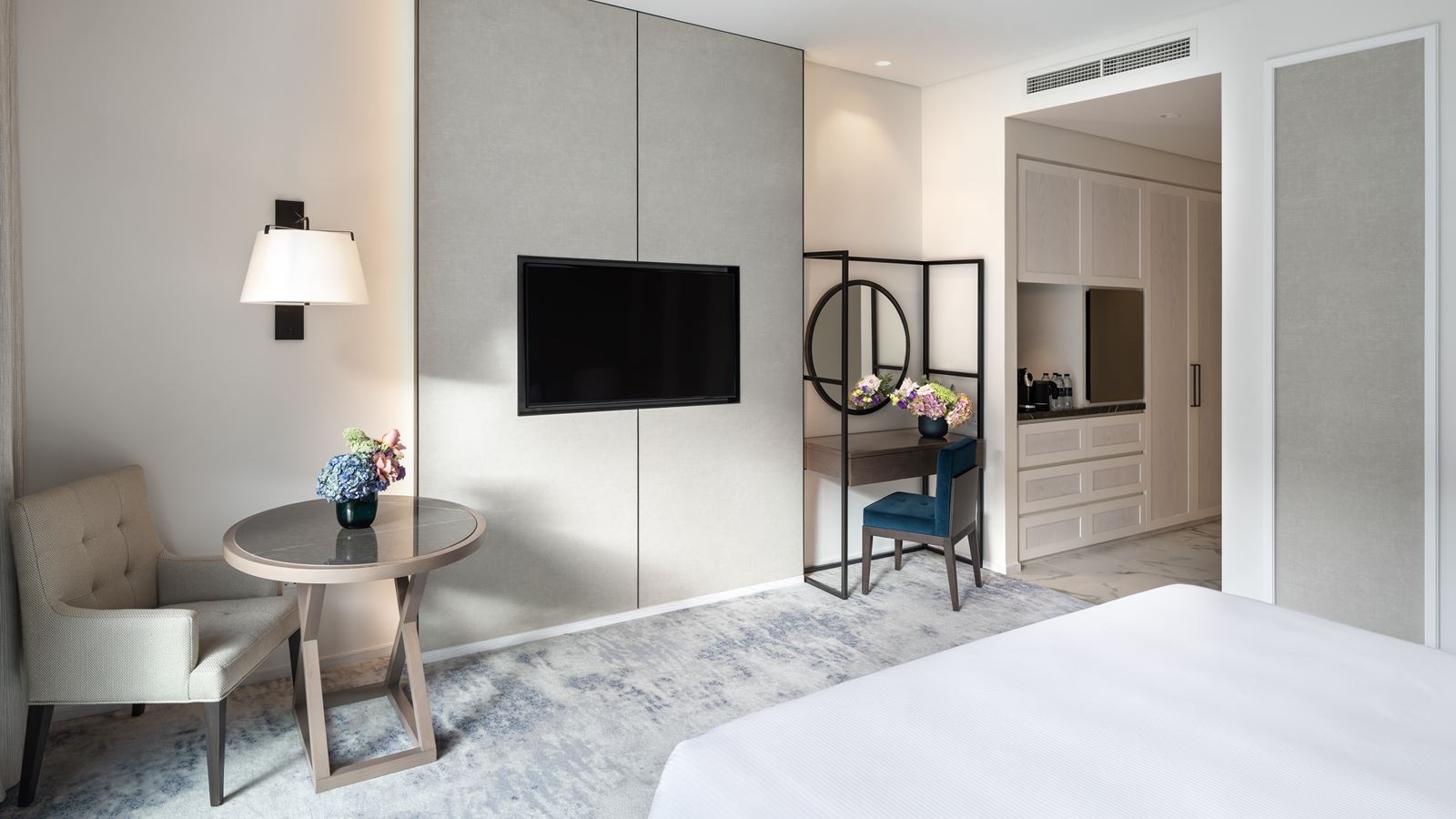 rooms-deluxe-room-pool-view