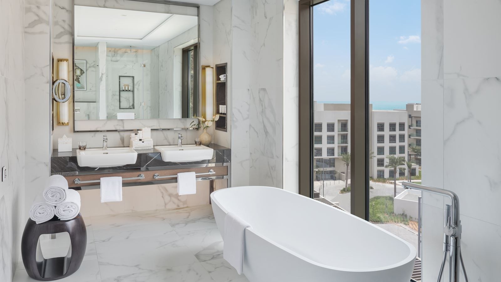 rooms-executive-suite-pool-view