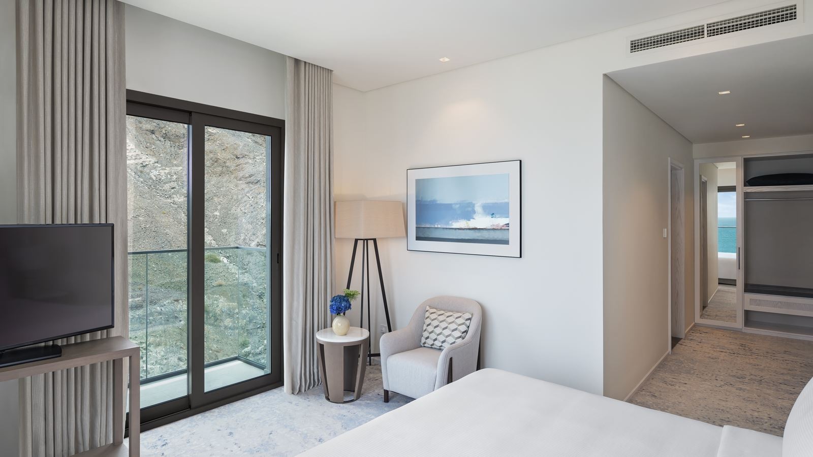 rooms-executive-suite-pool-view