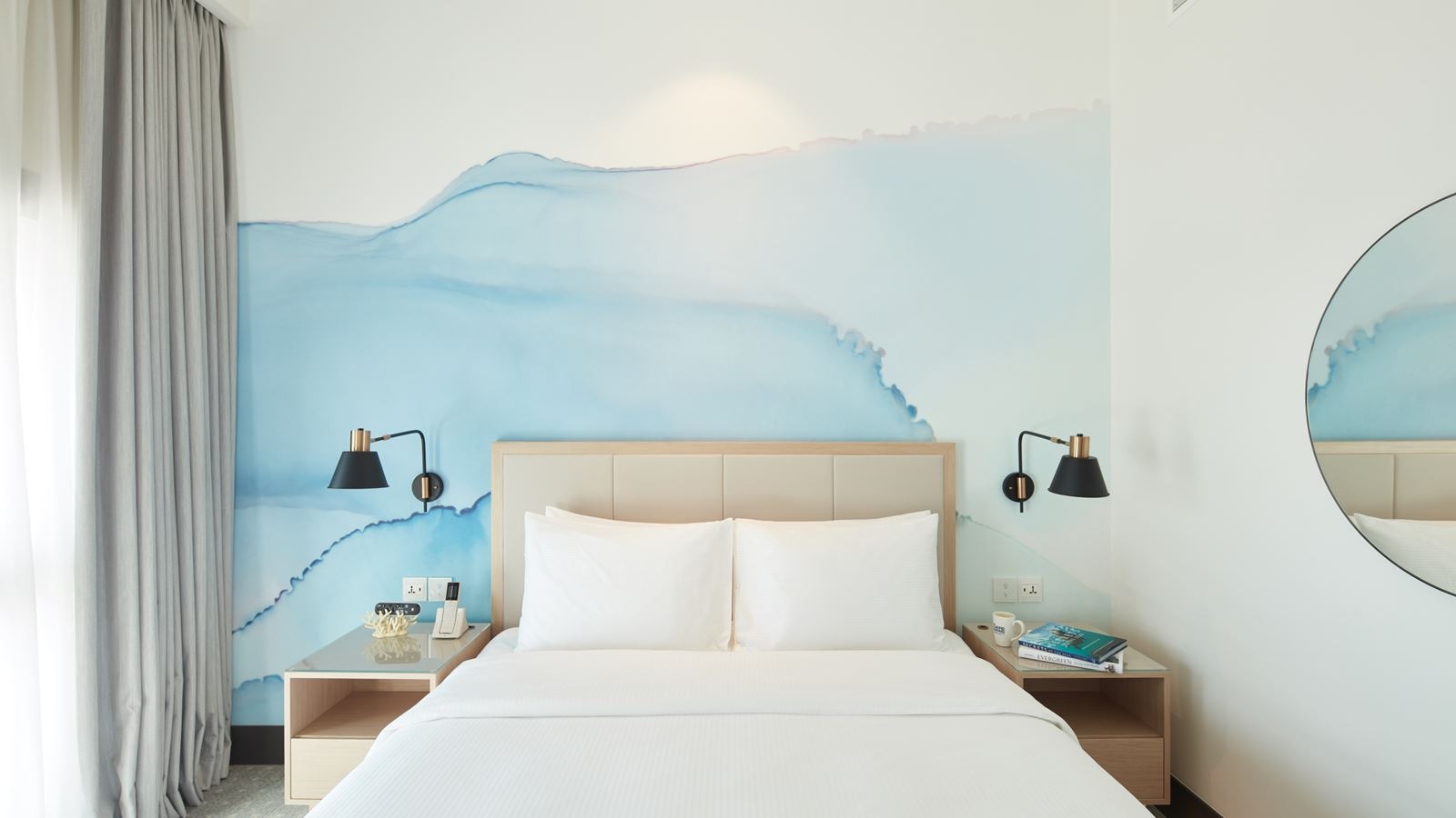 rooms-deluxe-room-partial-sea-view