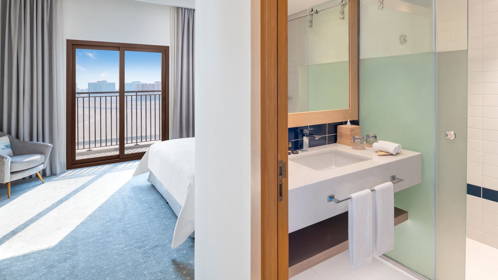 rooms-family-deluxe-room-city-view