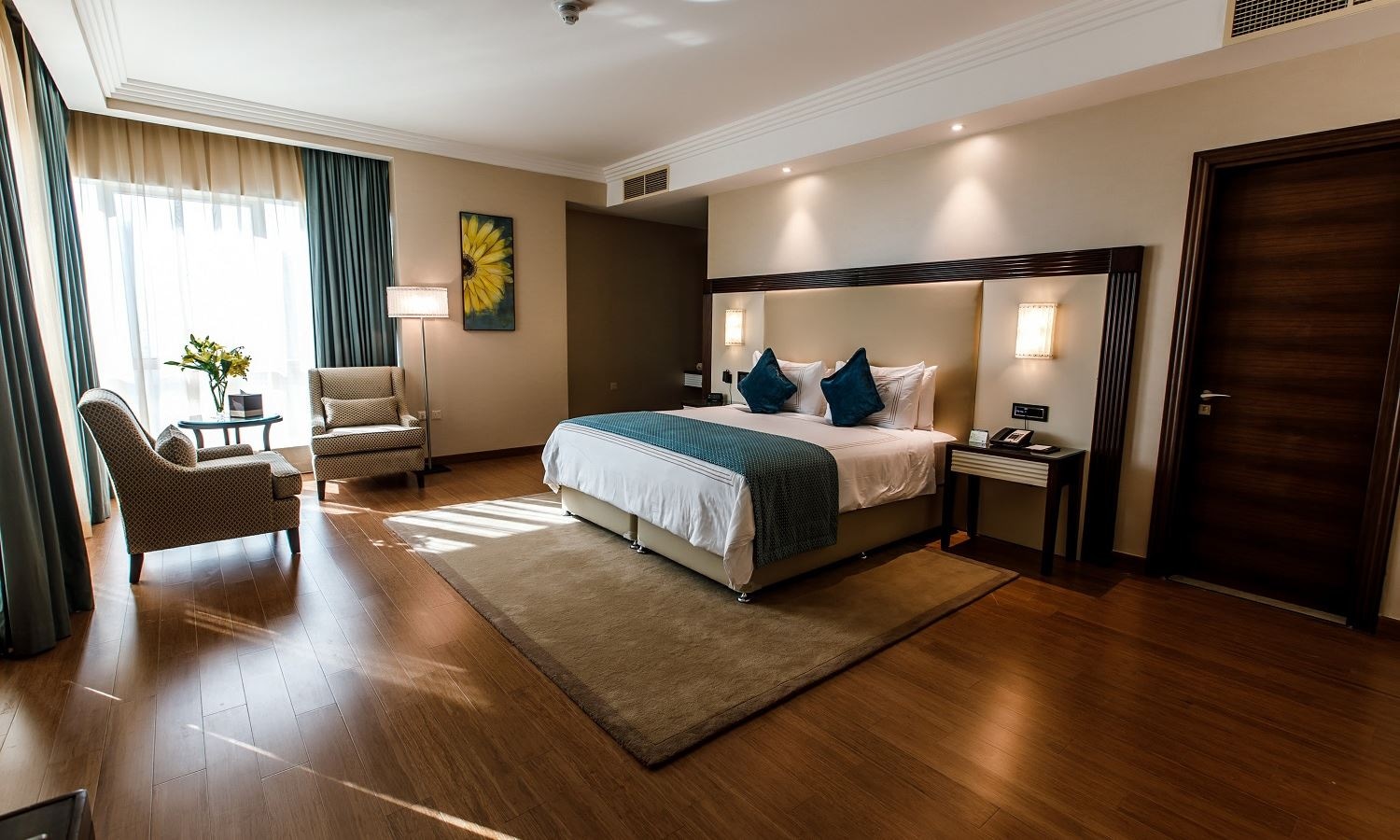 rooms-deluxe-suite-city-view