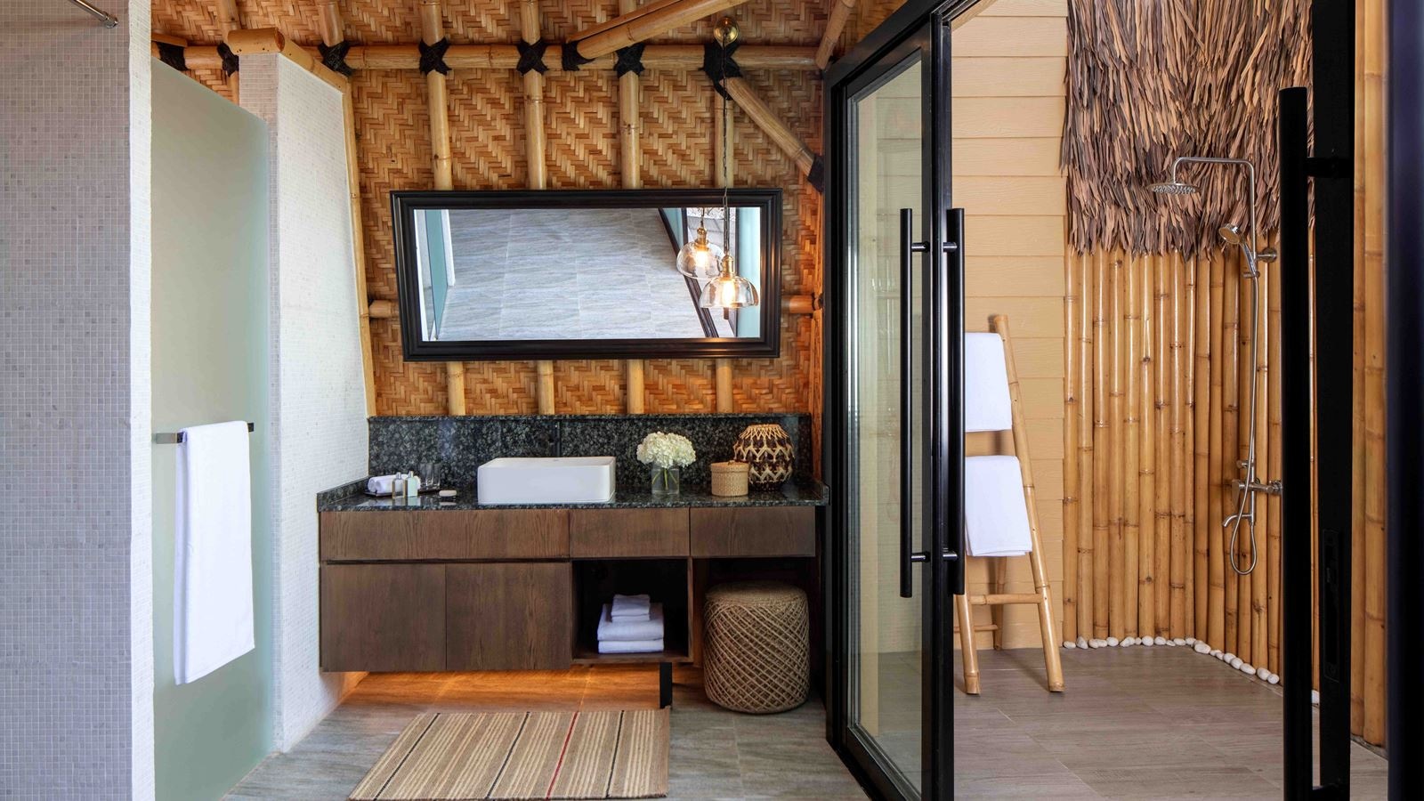 rooms-one-bedroom--beach-pool-villa