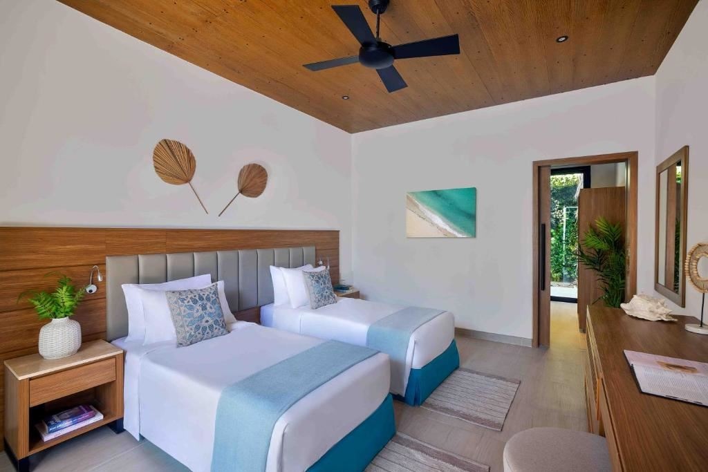 rooms-beach-pool-room