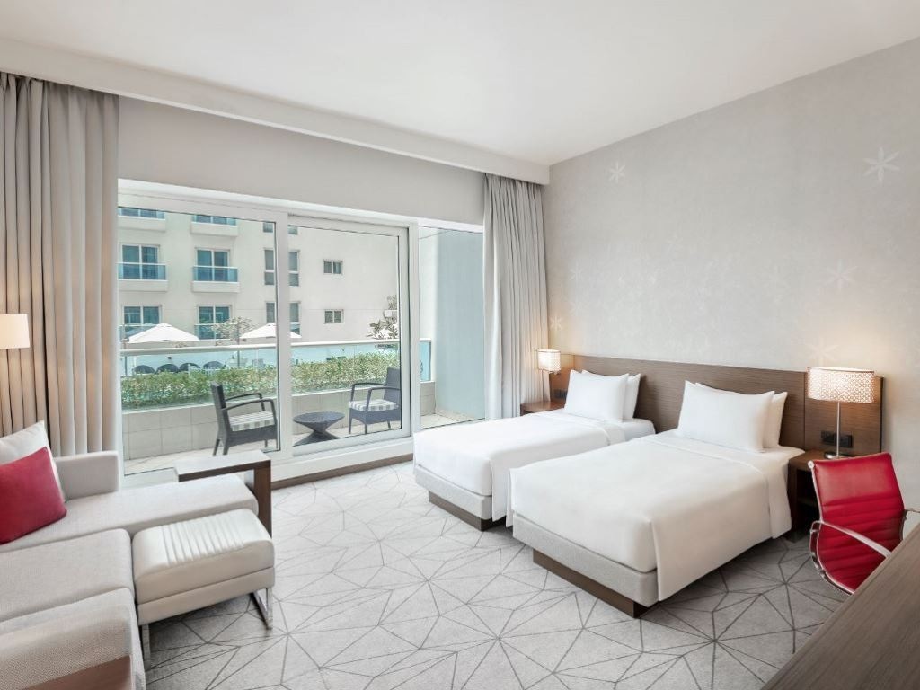 rooms-pool--view-king--twin-room