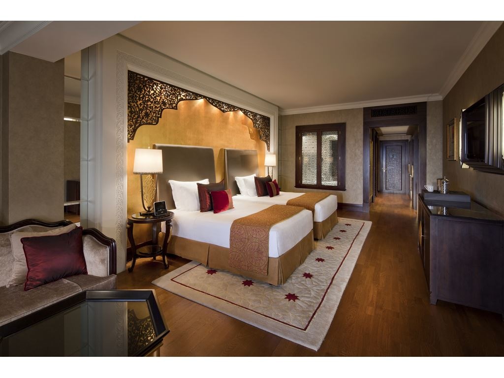 rooms-deluxe-family-room