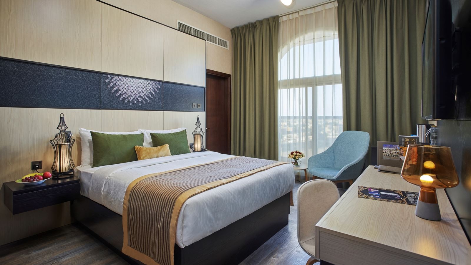 rooms-deluxe-king-room