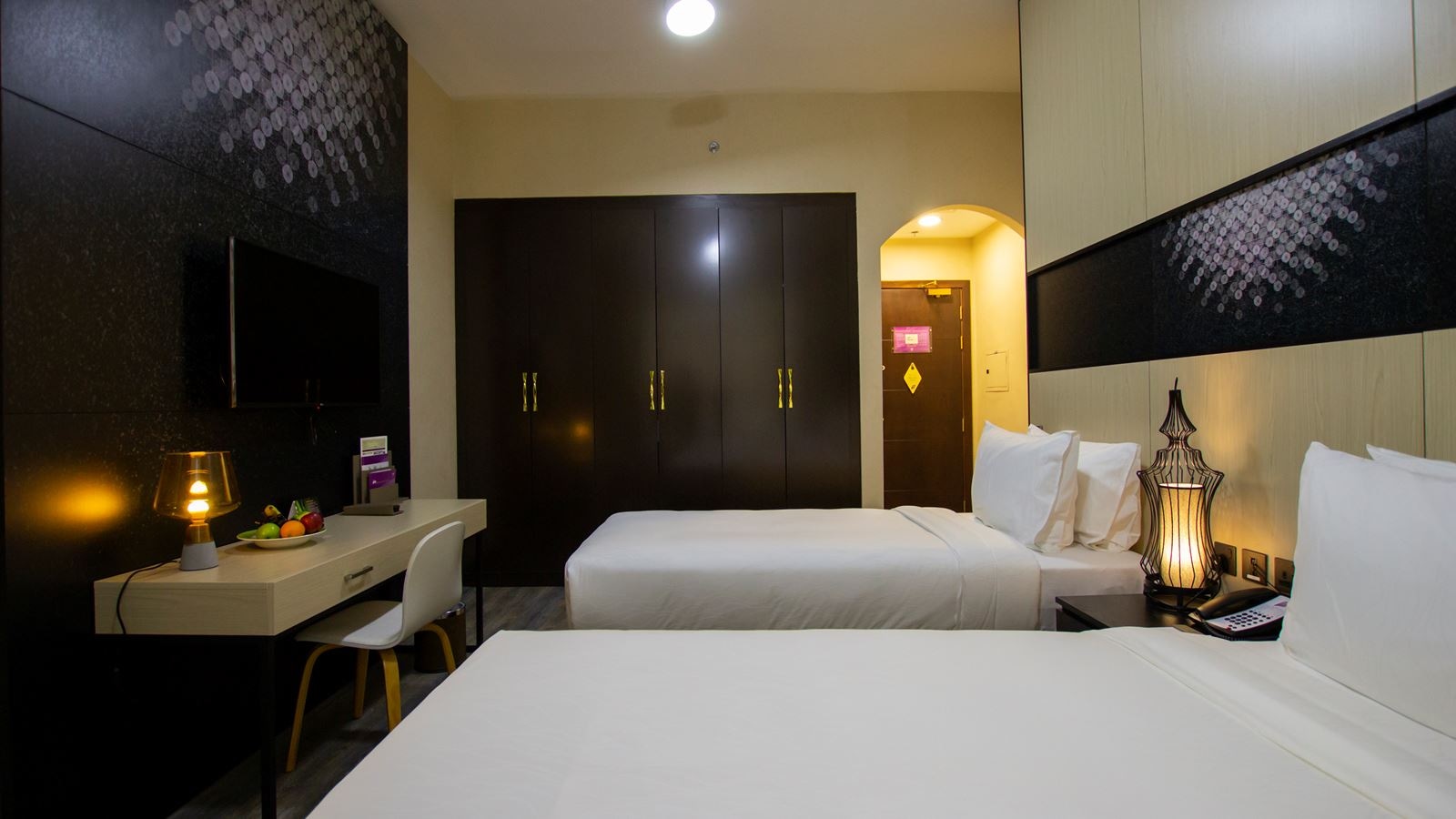 rooms-deluxe-king-room