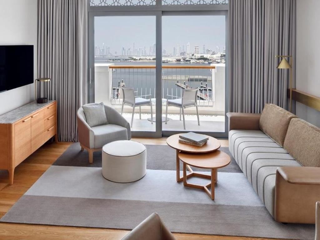 rooms-premier-suite-corner-marina-view