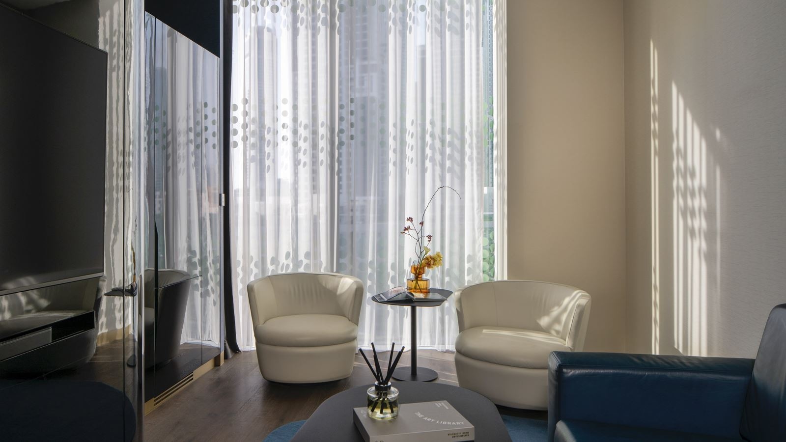 rooms-extra-me-+-junior-suite-void-with-burj-khalifa-view