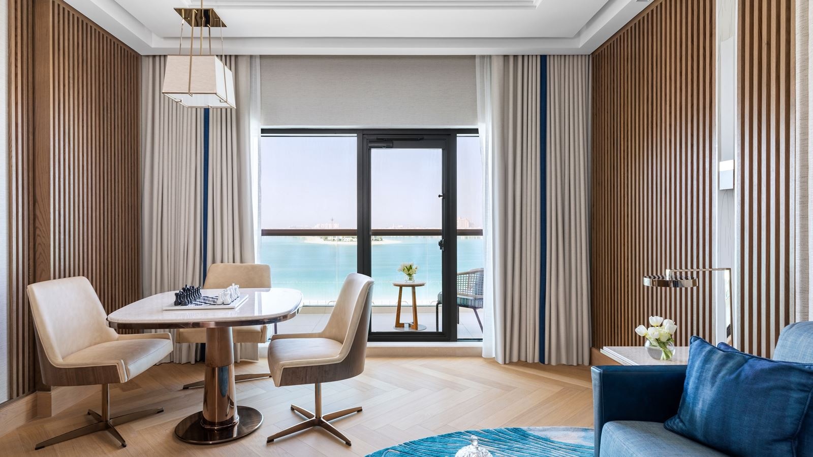 rooms-luxury-suite-palm-sea-view-with-club-lounge-access