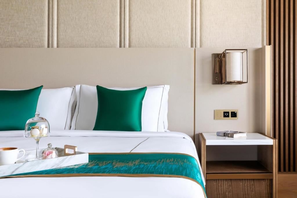 rooms-luxury-suite-sea-view-with-club-lounge-access