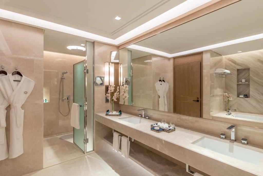 rooms-luxury-suite-sea-view-with-club-lounge-access