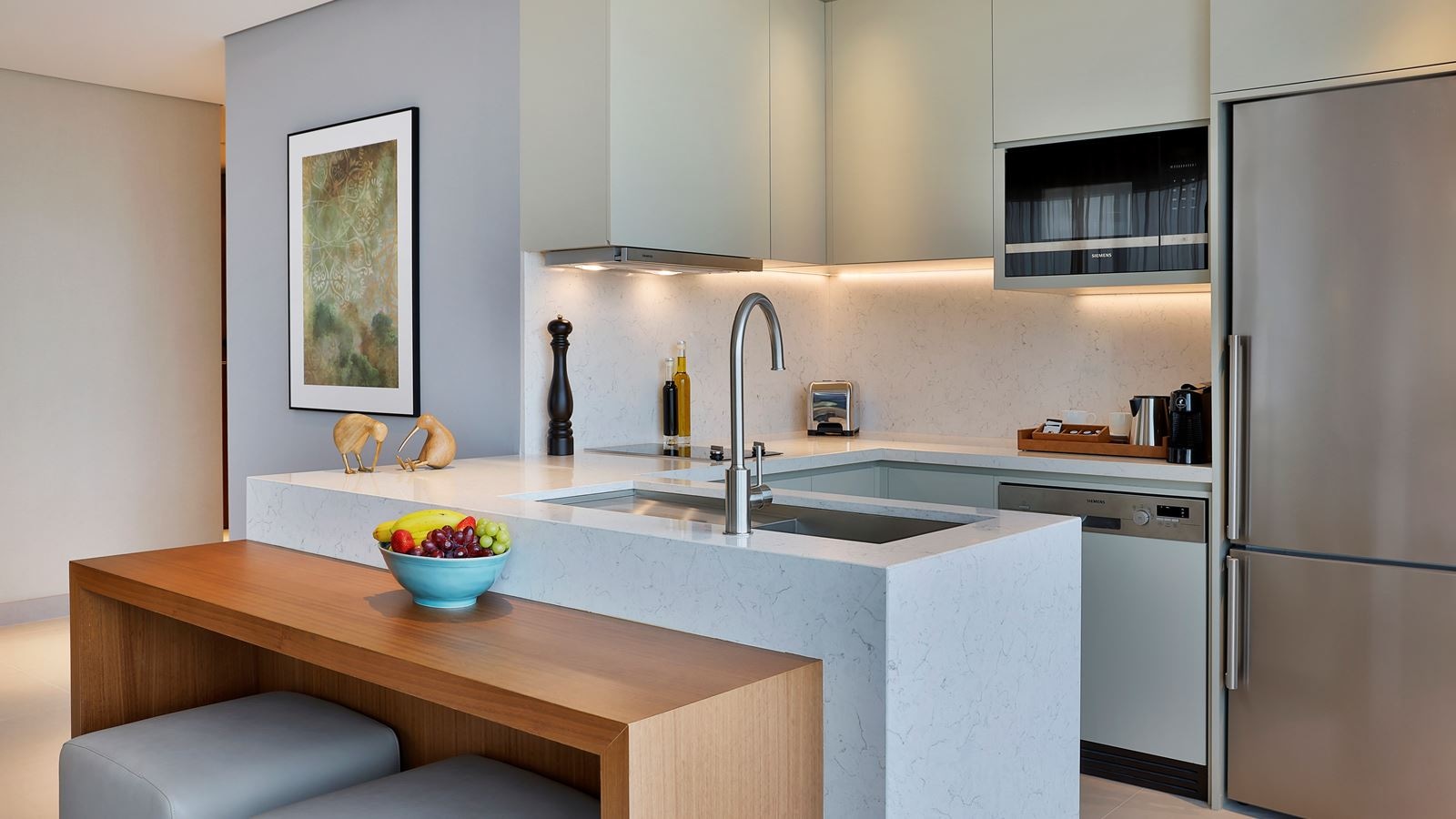 rooms-king-one-bedroom-corner-apartment