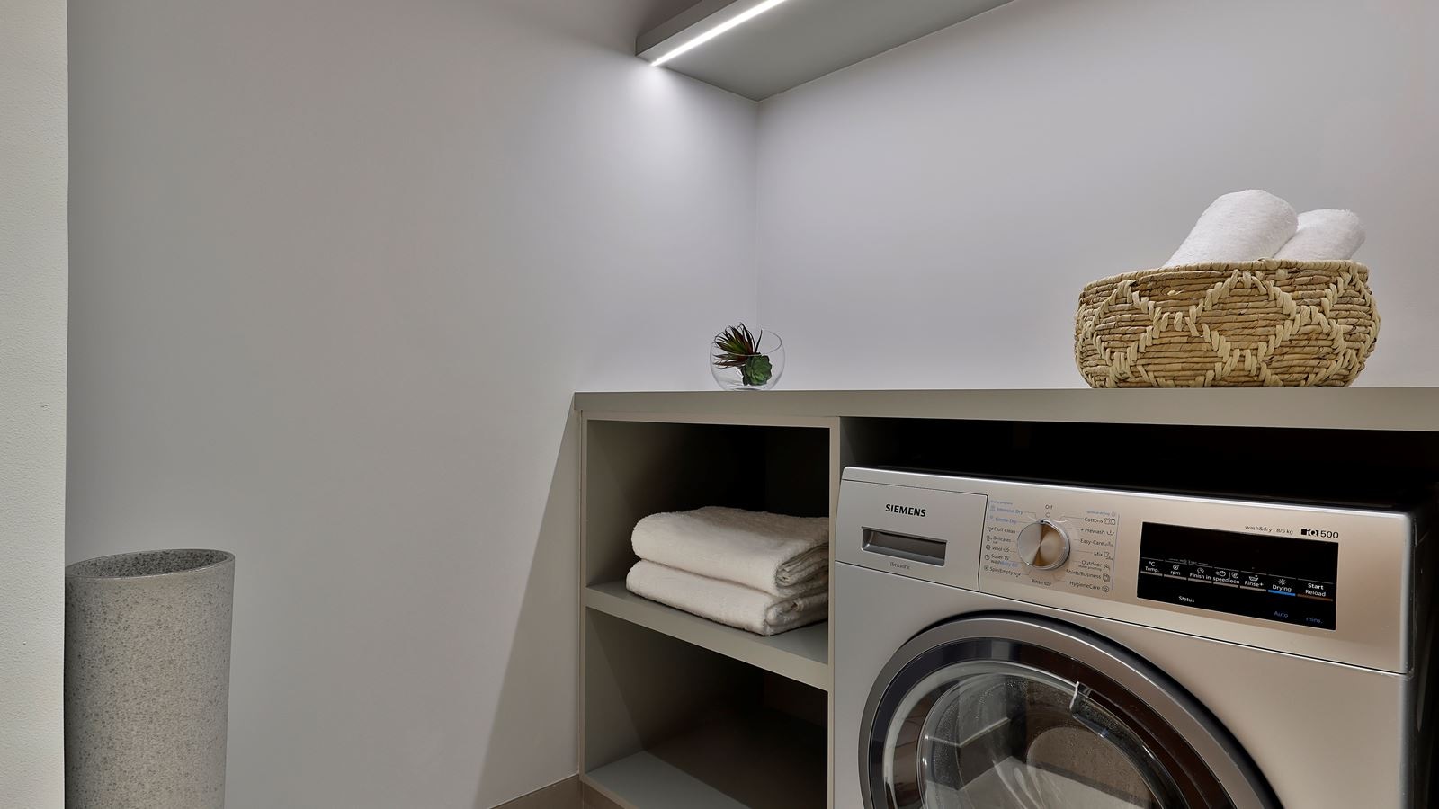 rooms-king-one-bedroom-corner-apartment