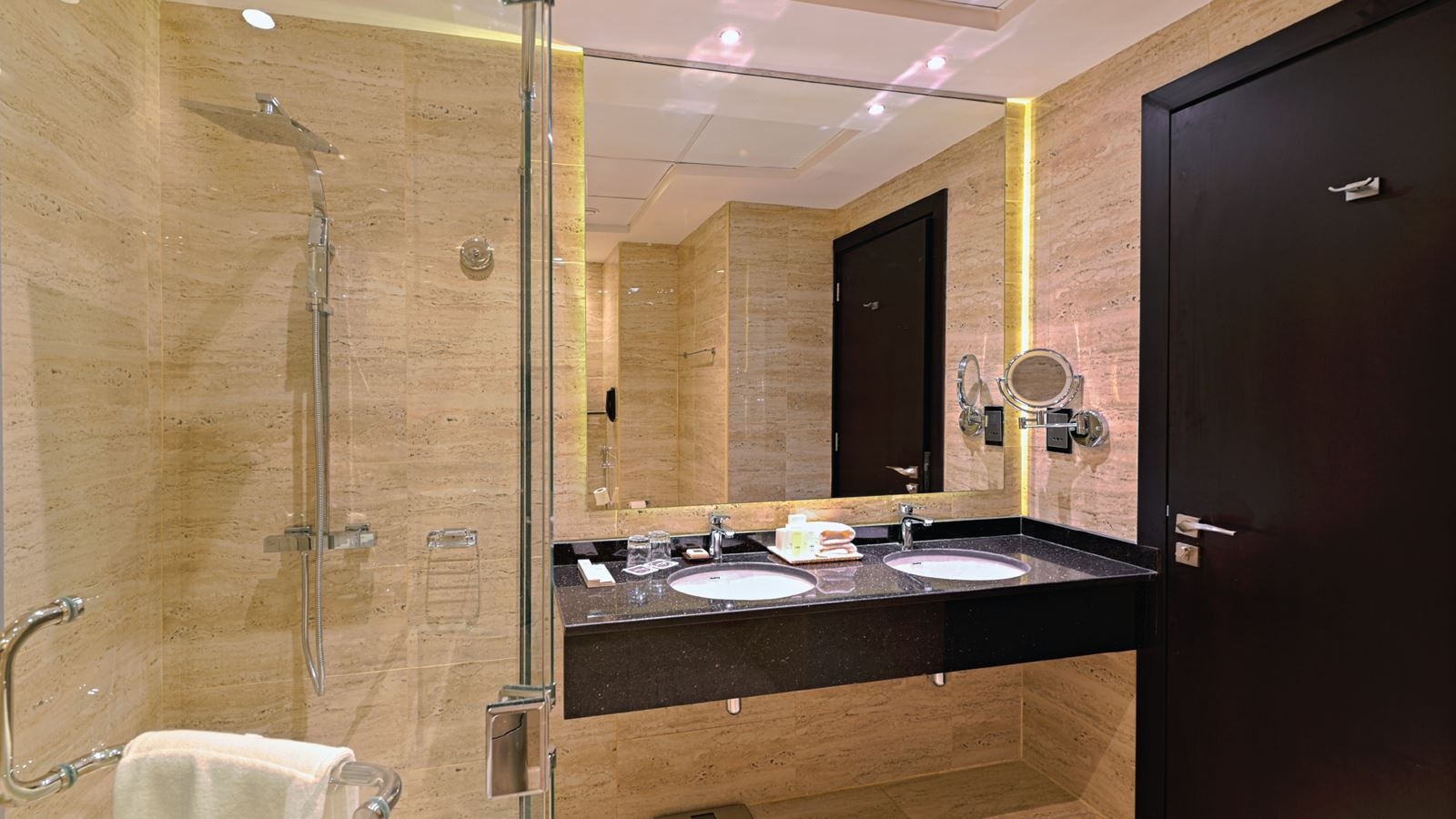 rooms-deluxe-room-kingtwin