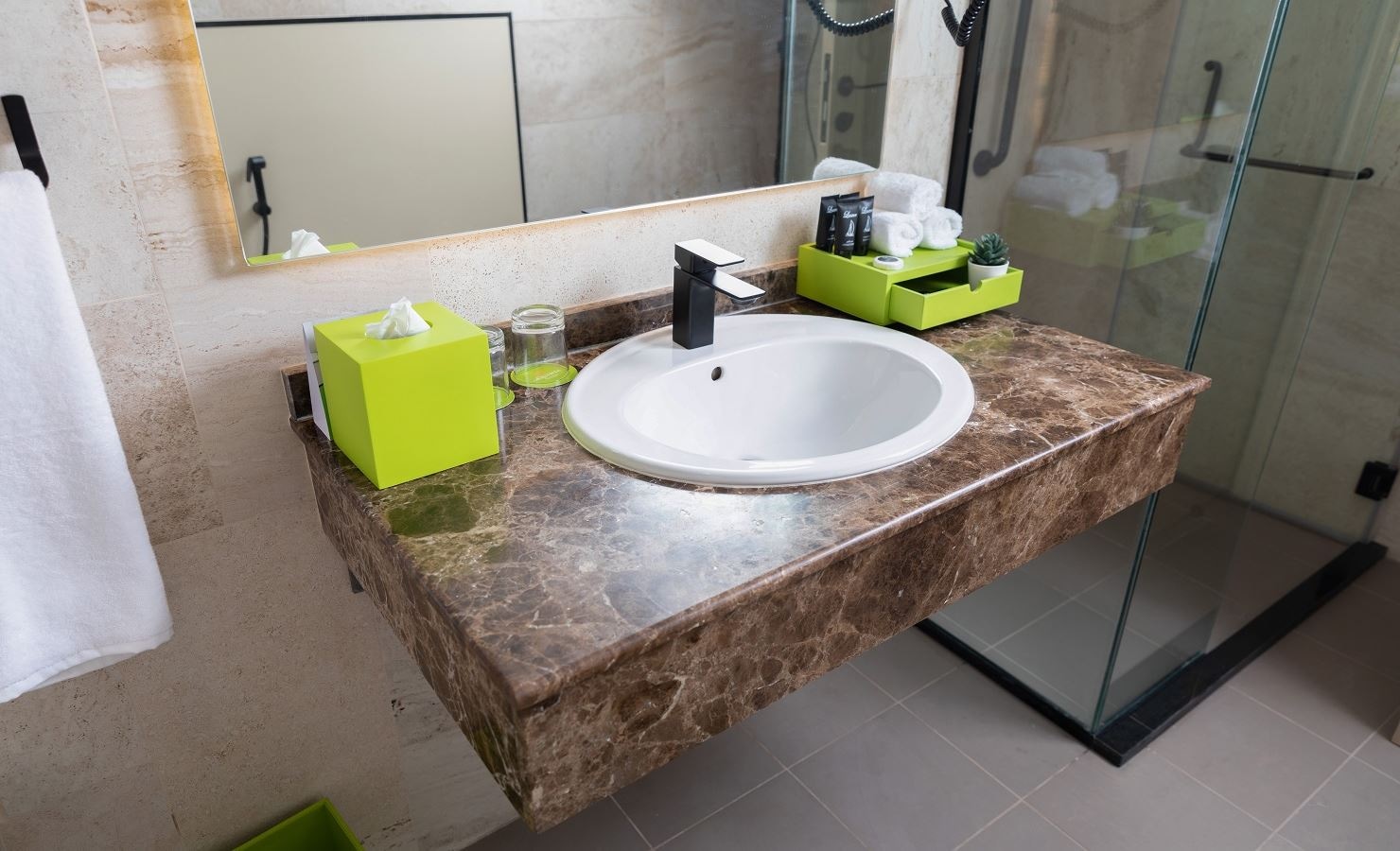 rooms-deluxe-room-king--deluxe-room-twin