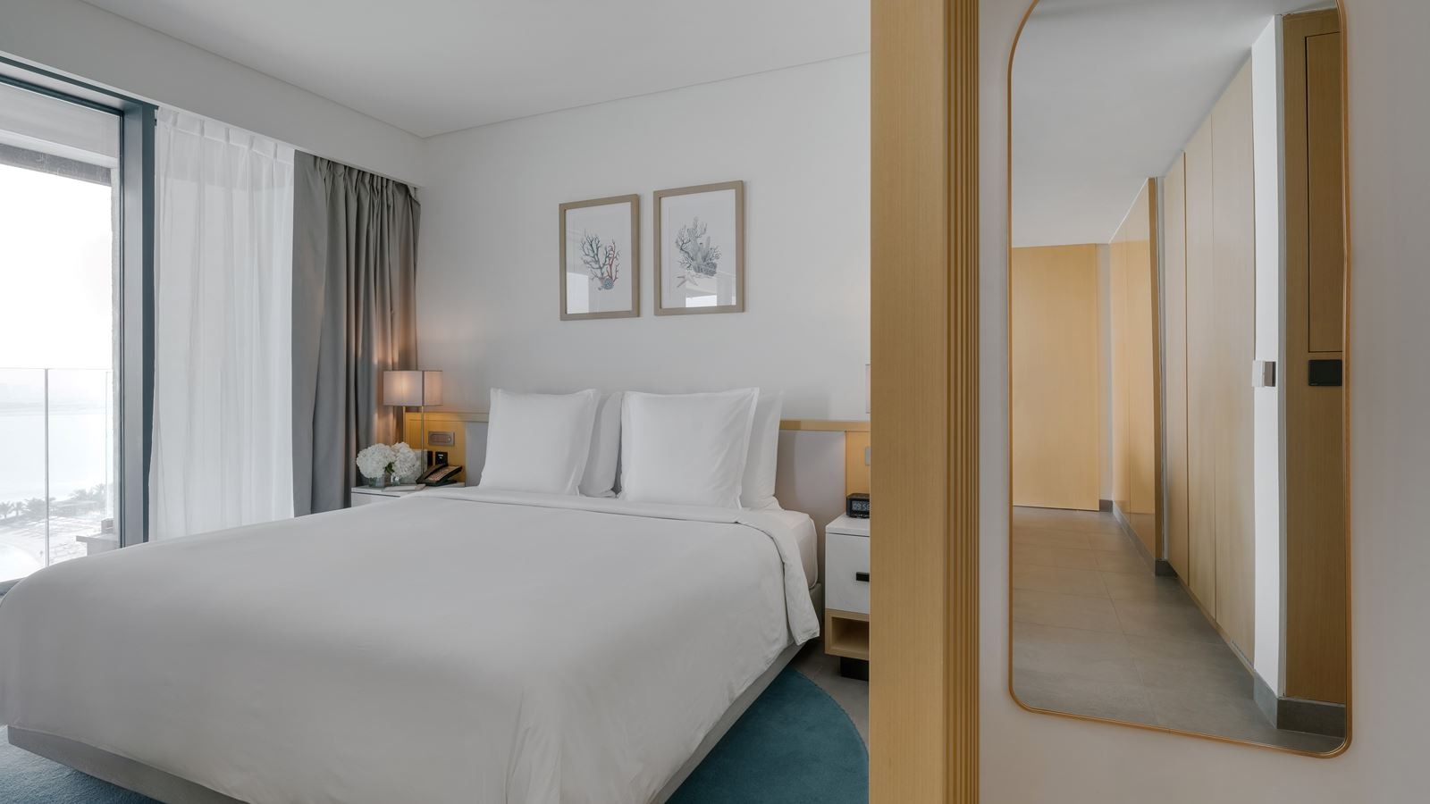 rooms-corner-suite-beach--pool-view