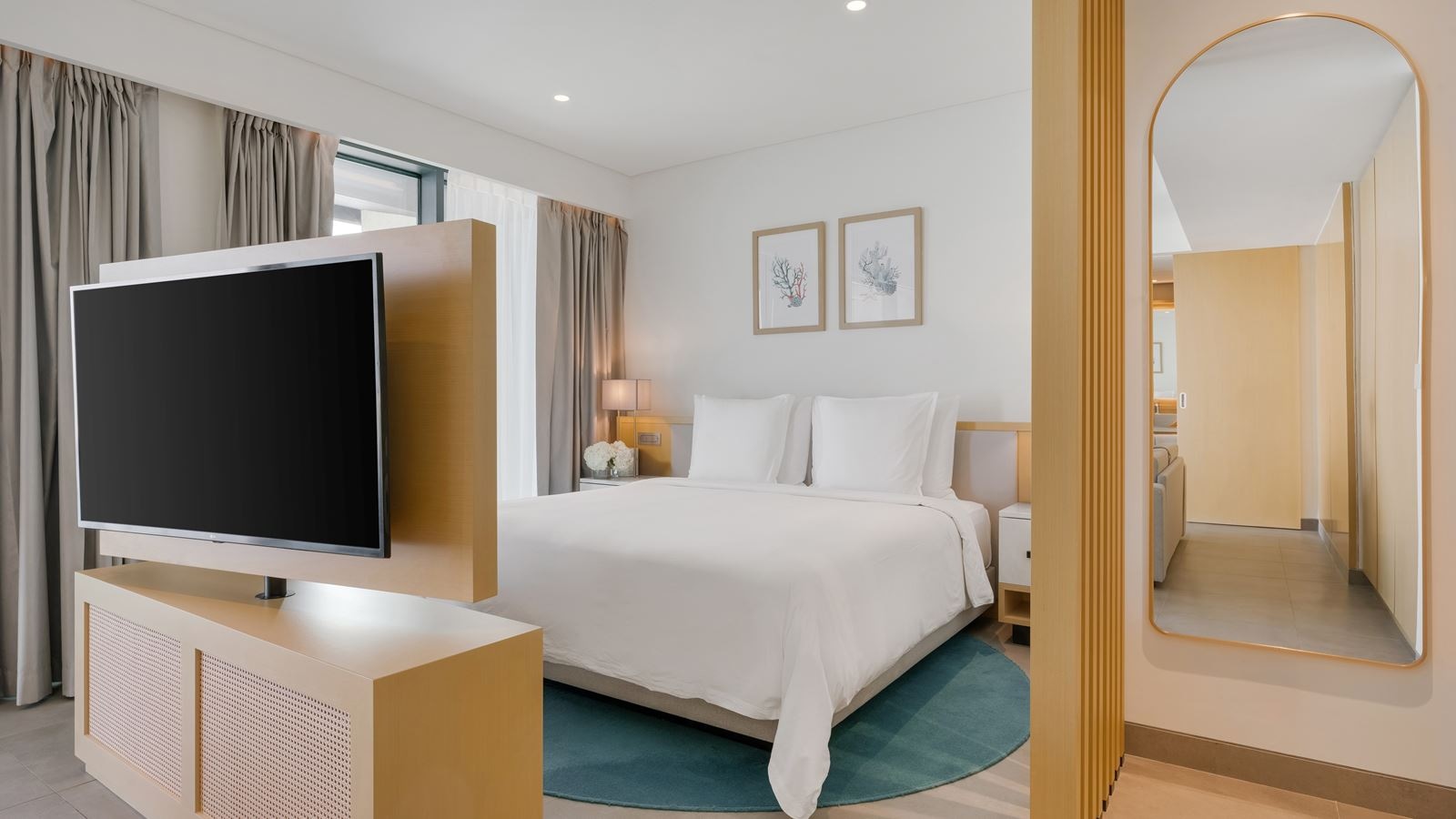 rooms-corner-suite-beach--pool-view