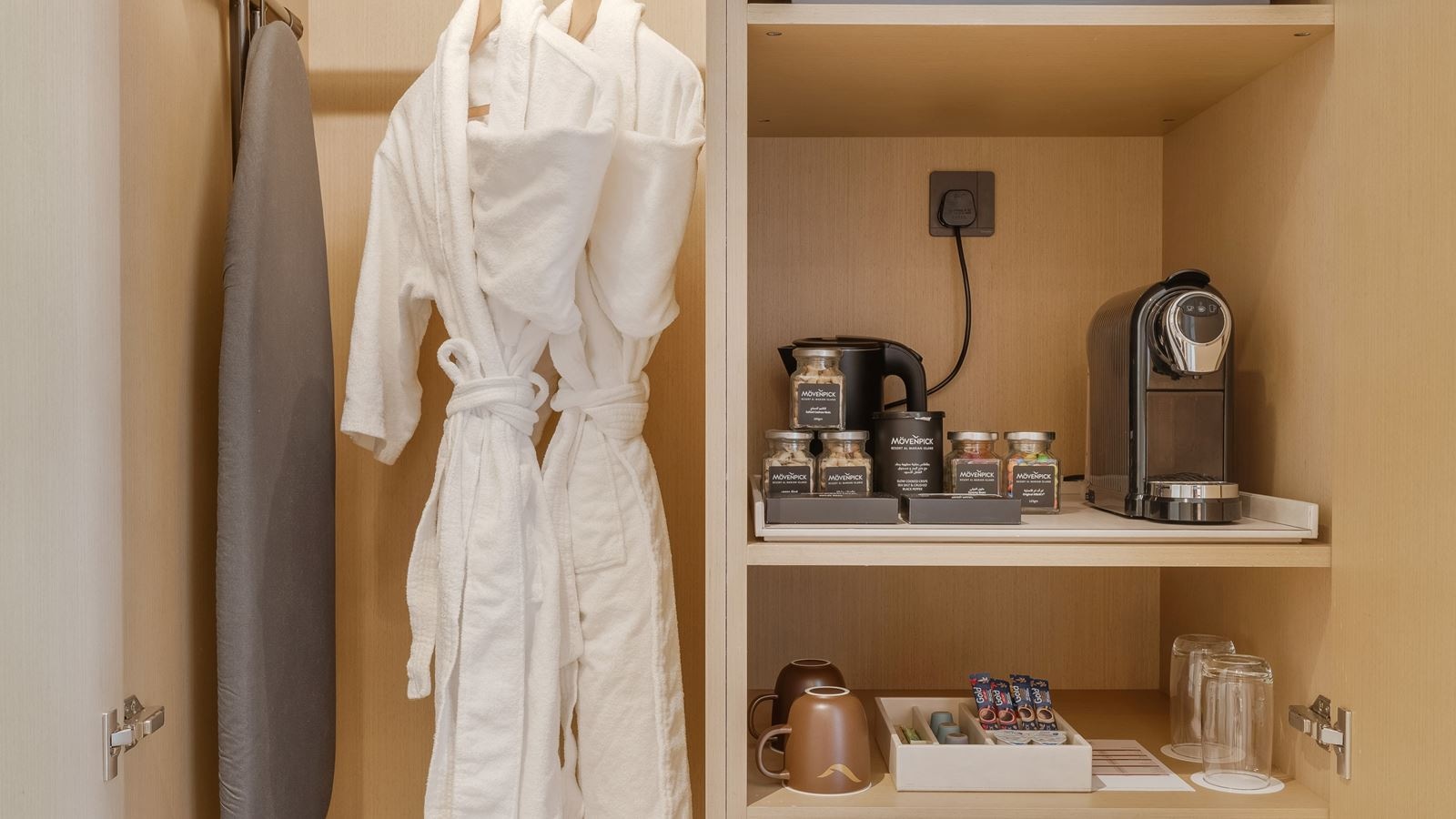 rooms-premium-beach--pool-view-room