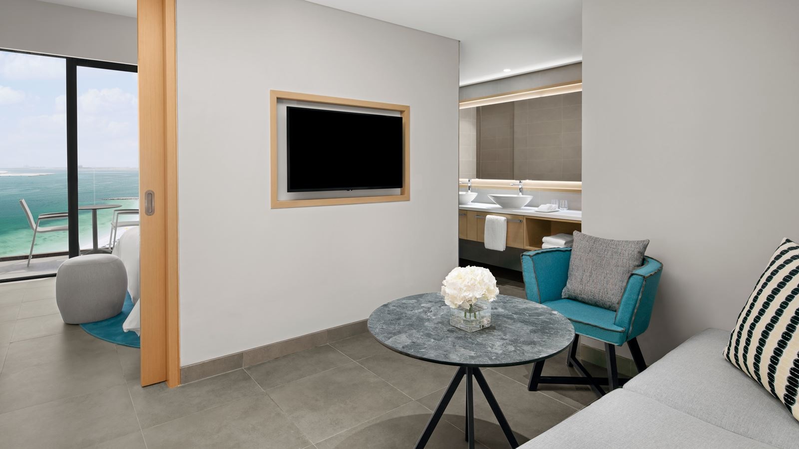 rooms-family-room-beach--pool-view-room