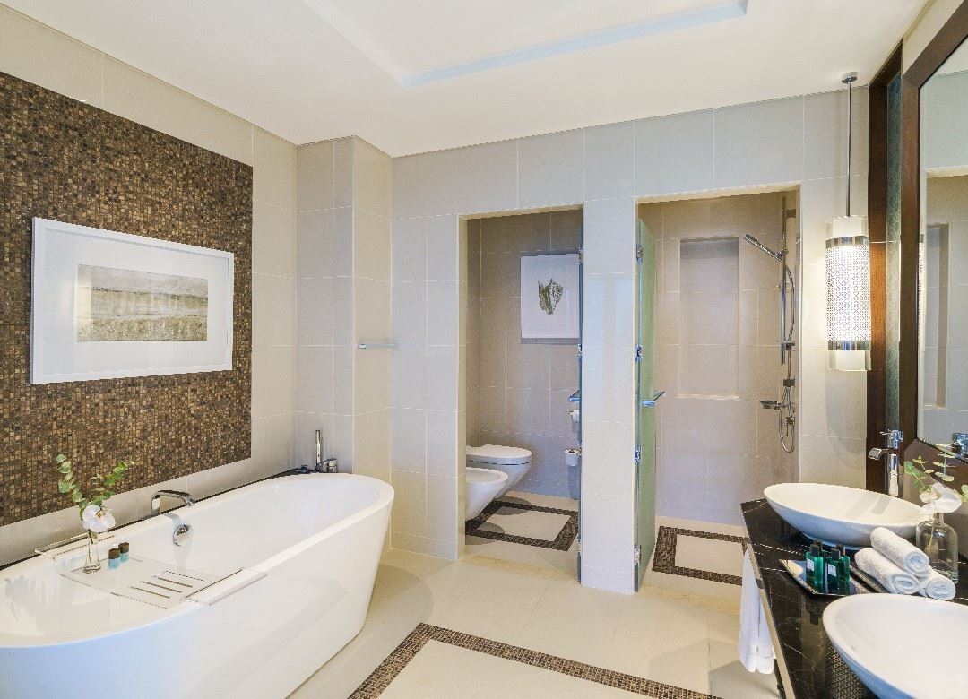 rooms-deluxe-room-corniche-view-king--twin