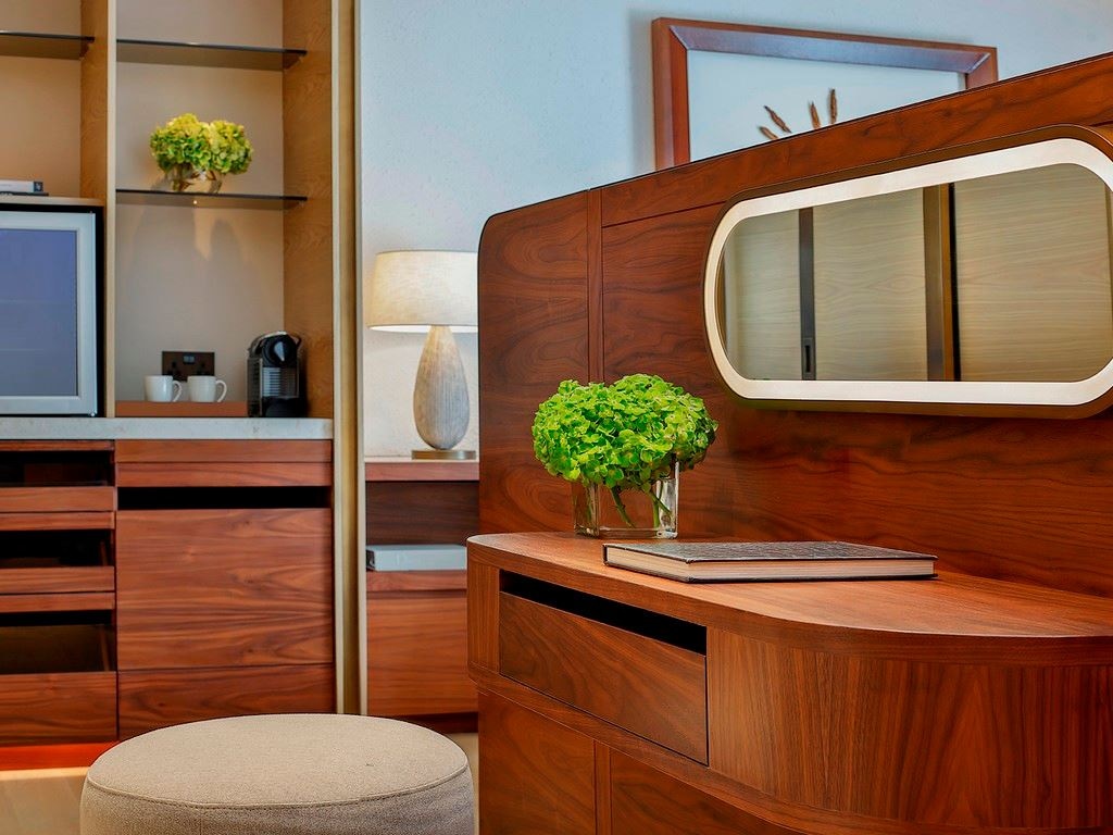 rooms-deluxe-pool-front-room