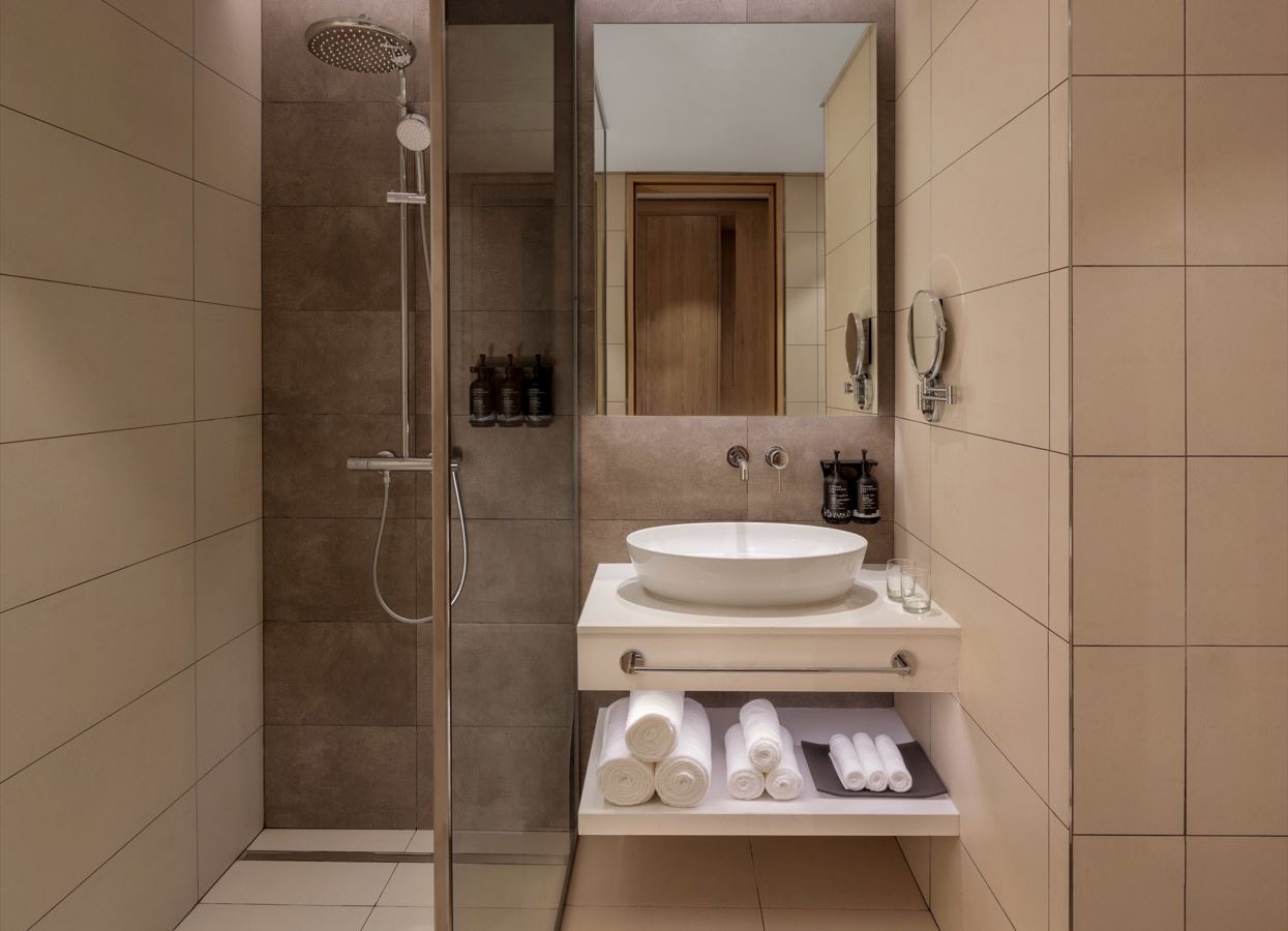 rooms-standard-room-king-bed-nonsmoking