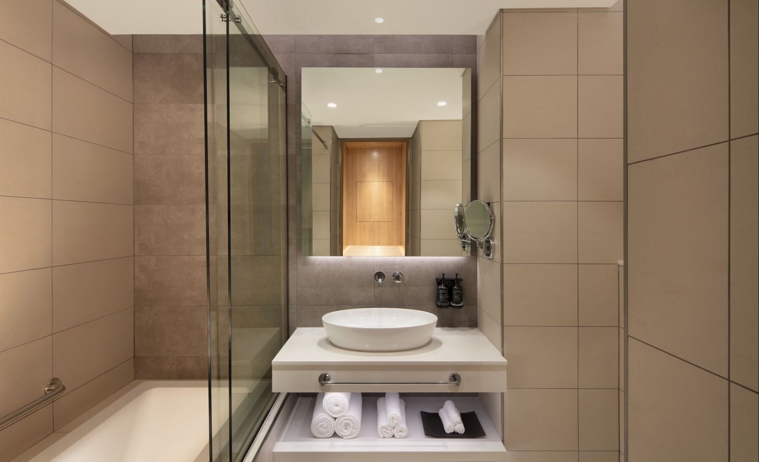 rooms-premium-room-king-bed-nonsmoking