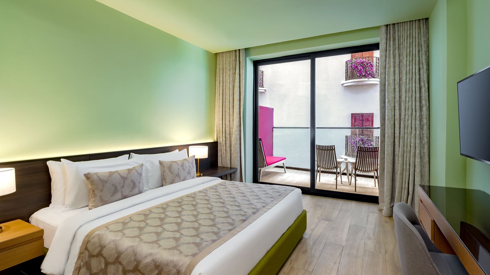 rooms-premium-room-raining-street-view