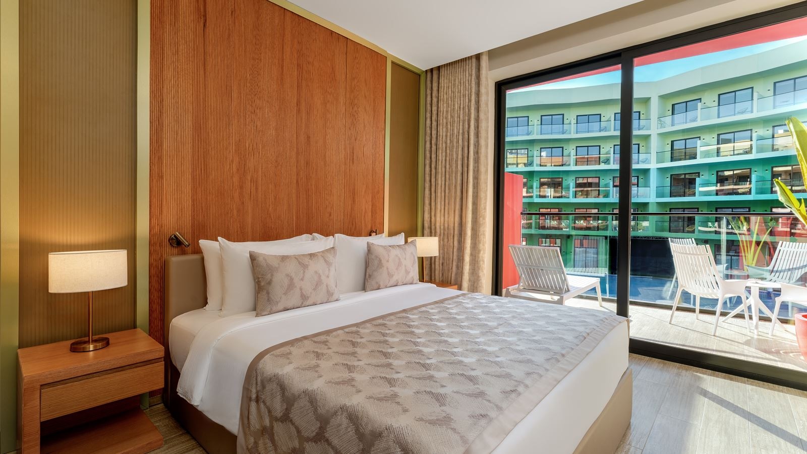 rooms-premium-room-pool-view