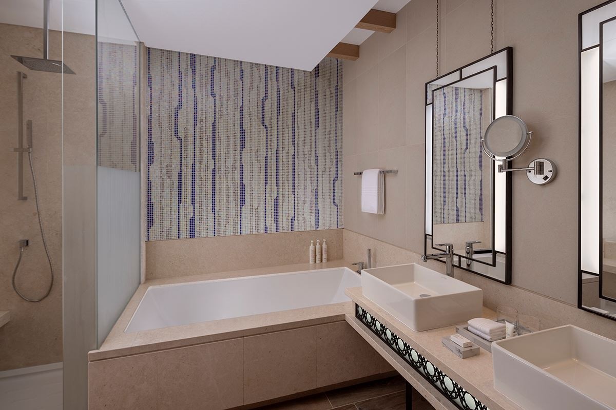 rooms-deluxe-room-creek-view