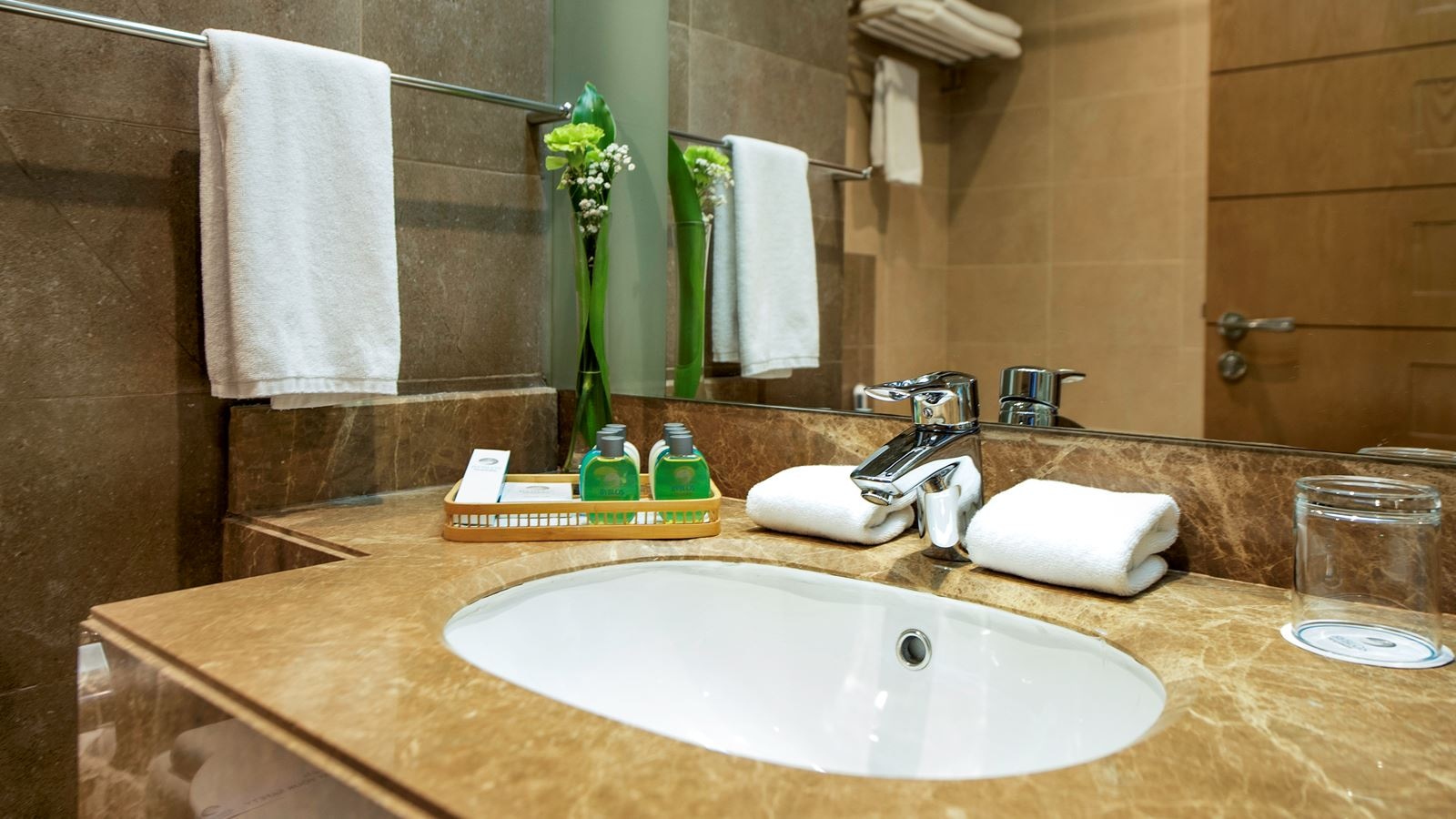 rooms-deluxe-room-city-view