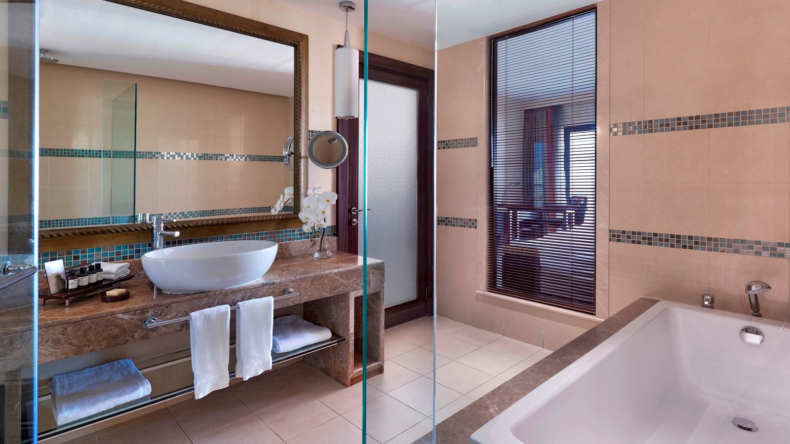 rooms-fairmont-heritage-room-king-city-view