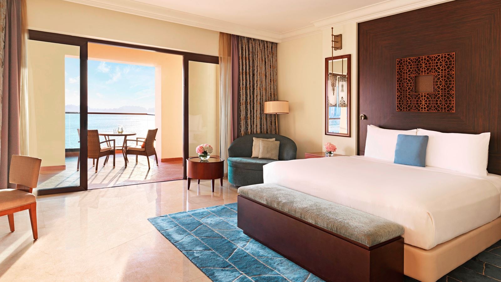 rooms-corner-jacuzzi-palm-sea-view-suite